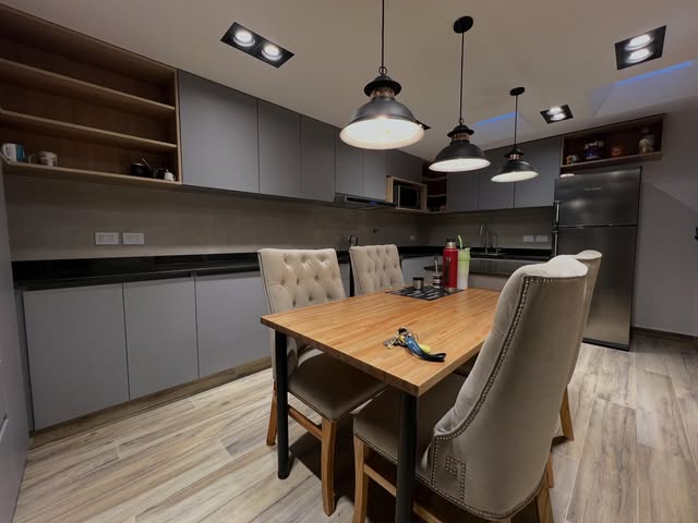 Cocina grafito: Frentes laqueados, madera y herrería