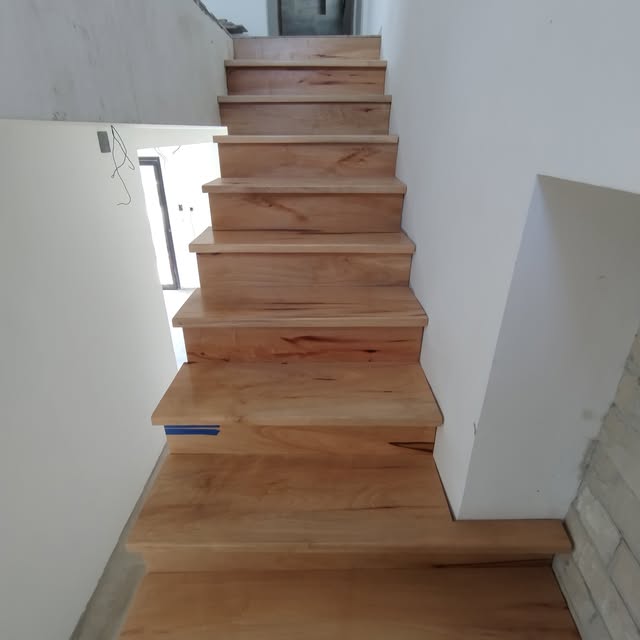 Escalera revestida: Revestimiento continuo en madera