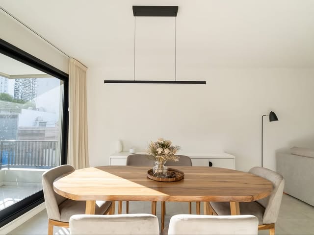Mesa de petiribí: Tapa maciza y base a medida