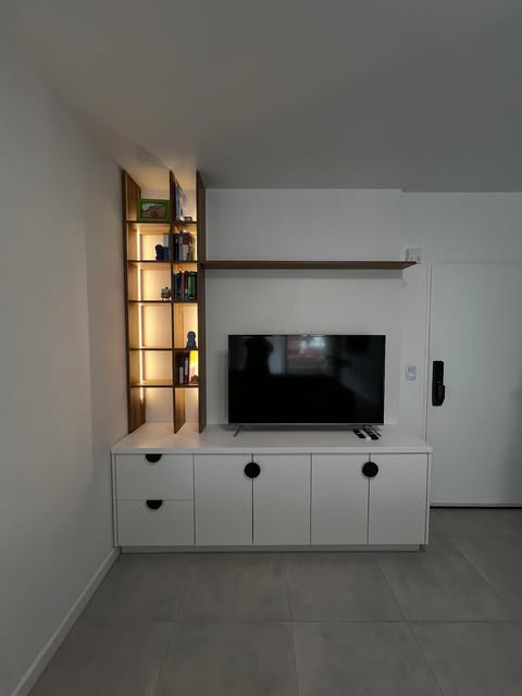 Living a medida: Mueble bajo, biblioteca e iluminación