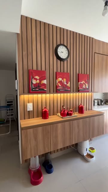Revestimiento de listones: Mueble suspendido e iluminación cálida